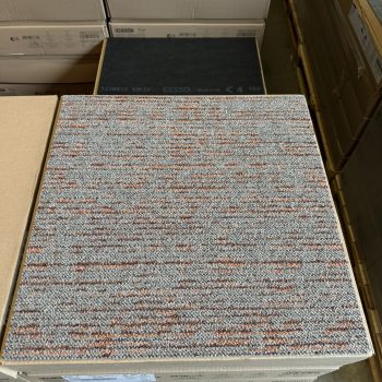 Desso Essence Traces 9105 grijs/rood (nieuw) 50x50 tapijttegels
