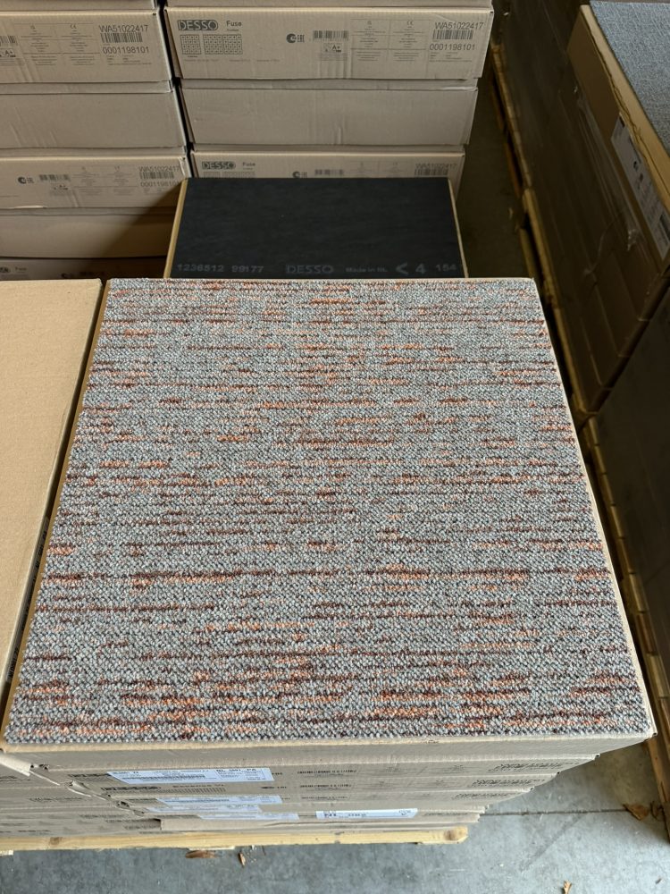Desso Essence Traces 9105 grijs/rood (nieuw) 50x50 tapijttegels