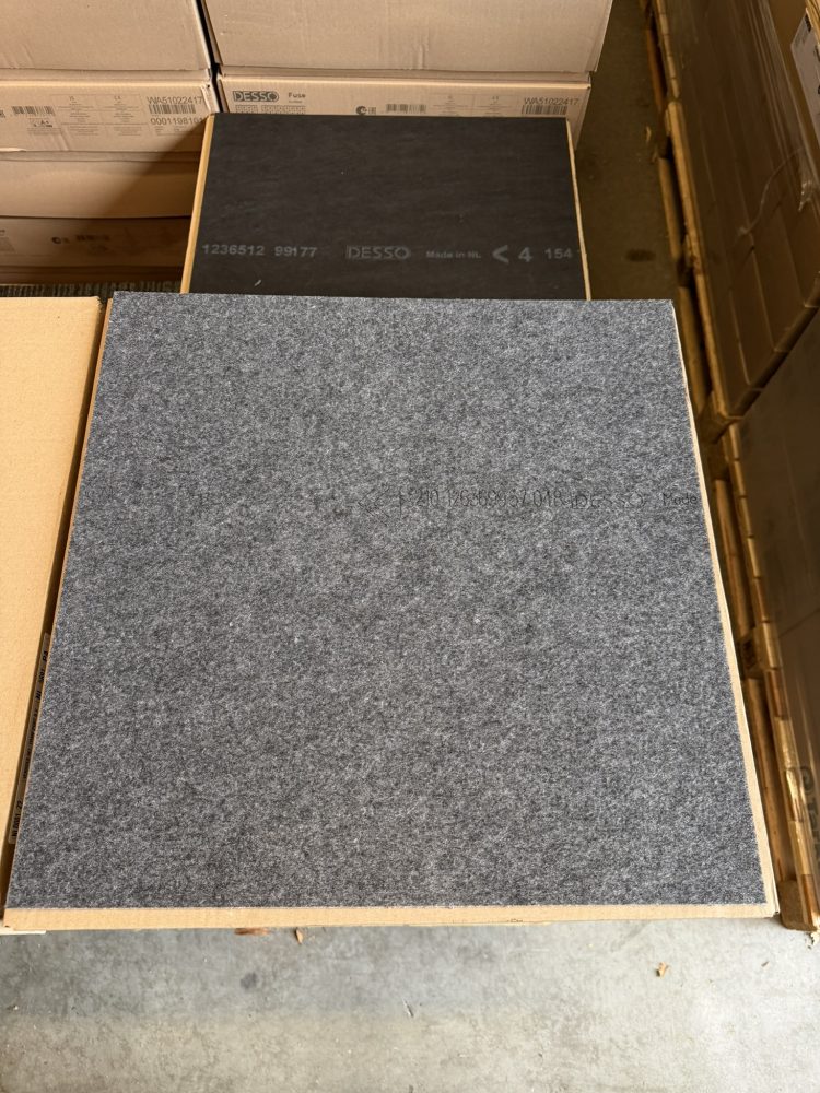 Desso Essence Traces 9105 grijs/rood (nieuw) 50x50 tapijttegels