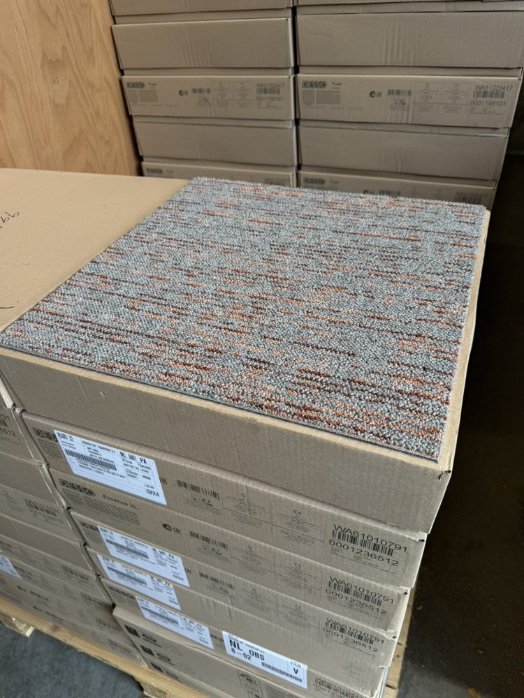 Desso Essence Traces 9105 grijs/rood (nieuw) 50x50 tapijttegels