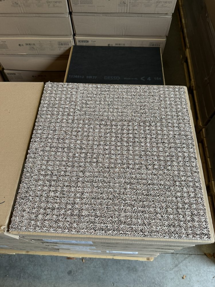 Desso Urquiola 2956 donkerbeige 50x50cm tapijttegels nieuw