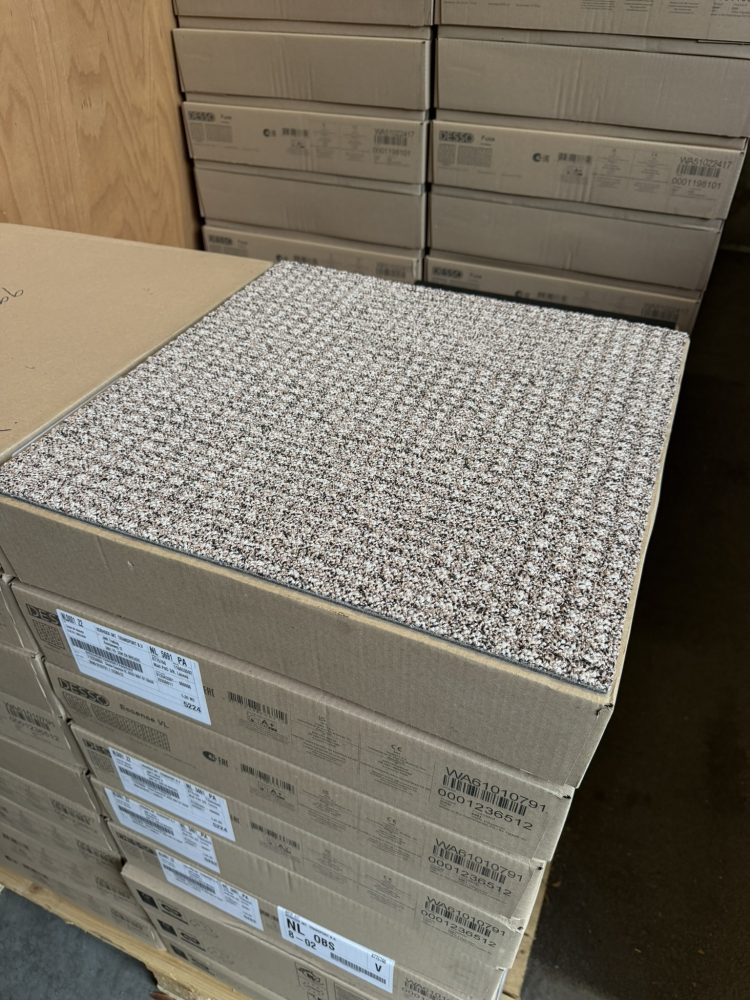 Desso Urquiola 2956 donkerbeige Soundmaster 50x50cm tapijttegels nieuw