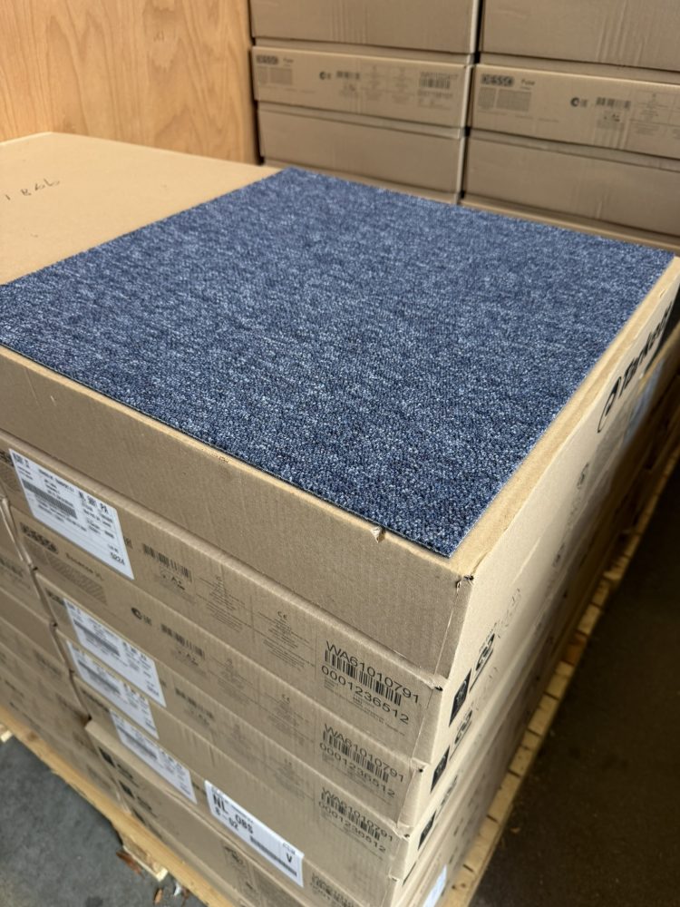 Desso Essence 8803 Blauw 50x50cm tapijttegels nieuw