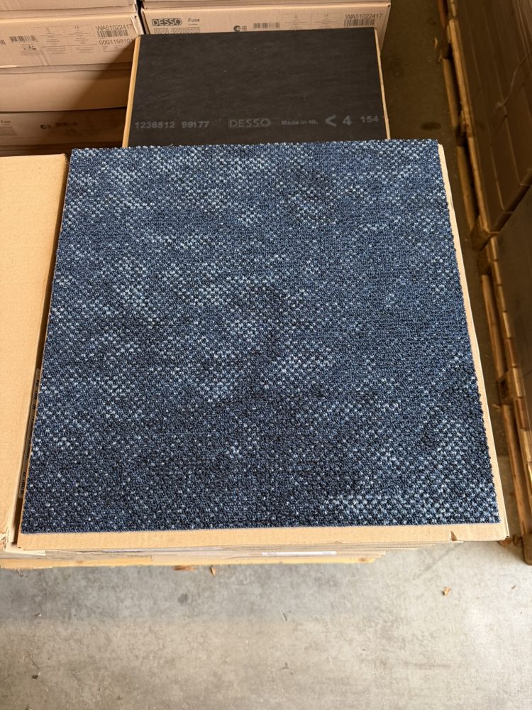 Desso tapijttegels Grezzo 8811 blauw Soundmaster 50x50cm nieuw