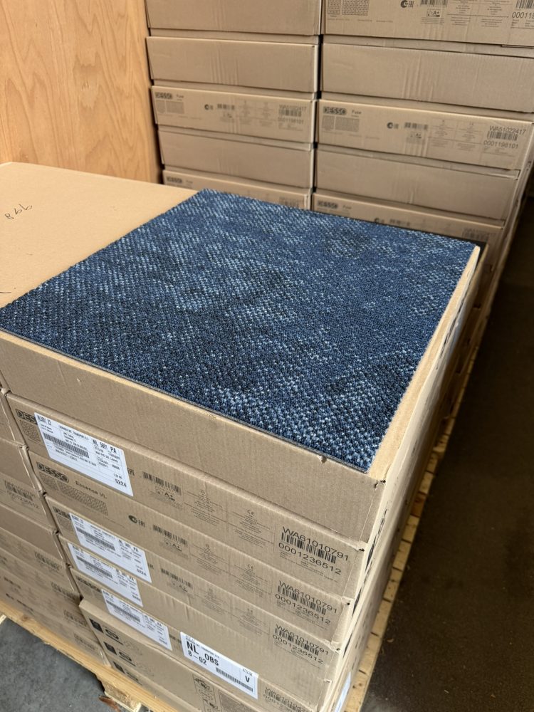 Desso tapijttegels Grezzo 8811 blauw Soundmaster 50x50cm nieuw