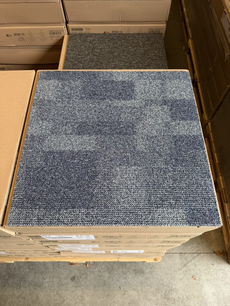Desso Essence Maze 8431 licht blauw tapijttegels 50x50cm nieuw