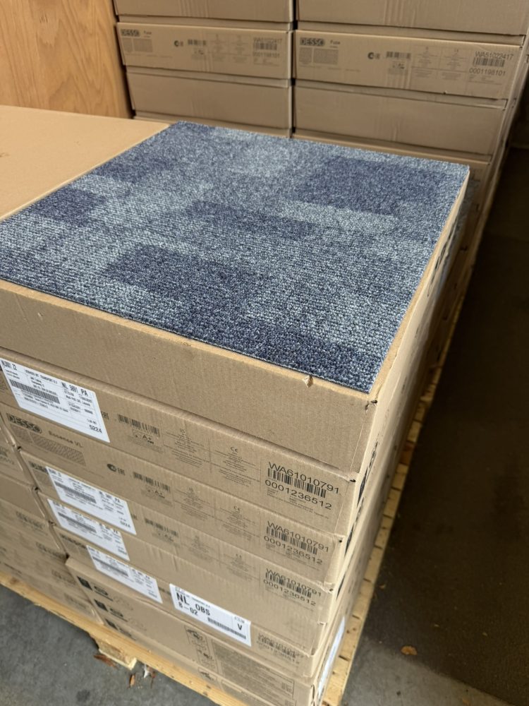 Desso Essence Maze 8431 licht blauw tapijttegels 50x50cm nieuw
