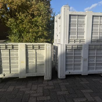 Grote partij geperforeerde kunststof palletboxen