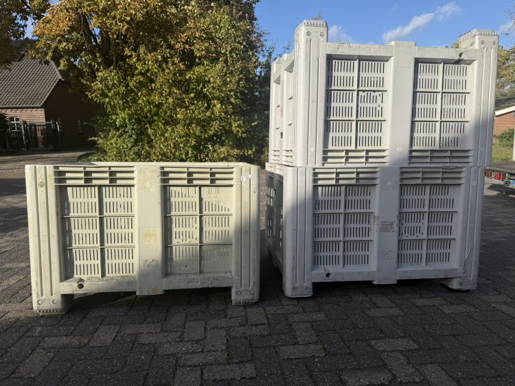 Grote partij geperforeerde kunststof palletboxen