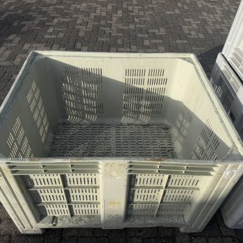 Grote partij geperforeerde kunststof palletboxen