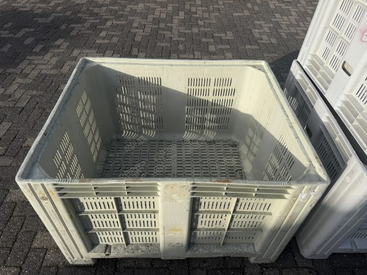 Grote partij geperforeerde kunststof palletboxen