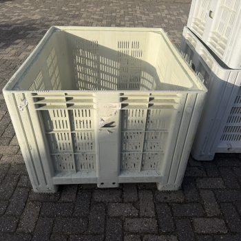Grote partij geperforeerde kunststof palletboxen