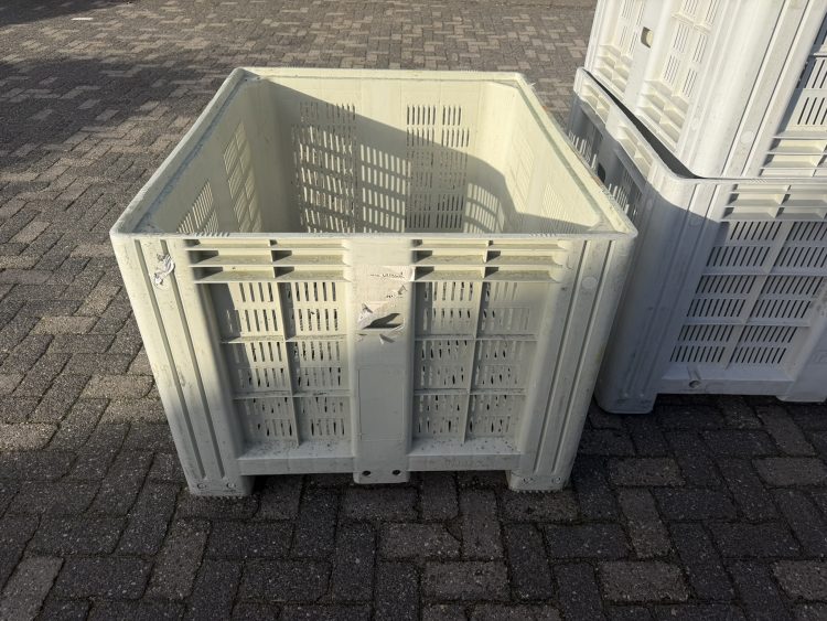 Grote partij geperforeerde kunststof palletboxen