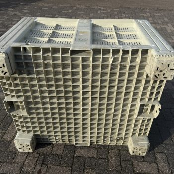 Grote partij geperforeerde kunststof palletboxen