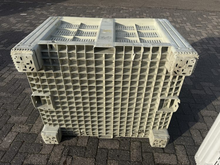 Grote partij geperforeerde kunststof palletboxen