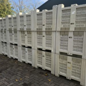 Grote partij geperforeerde kunststof palletboxen