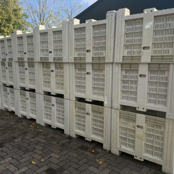 Grote partij geperforeerde kunststof palletboxen