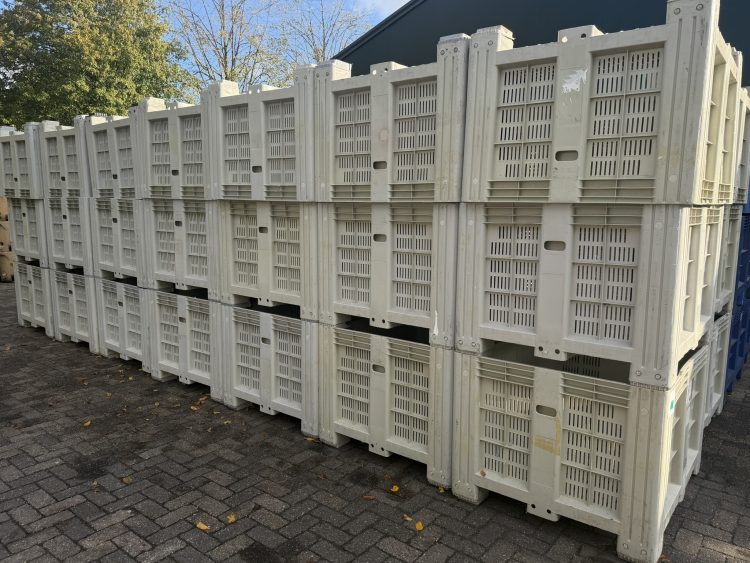 Grote partij geperforeerde kunststof palletboxen