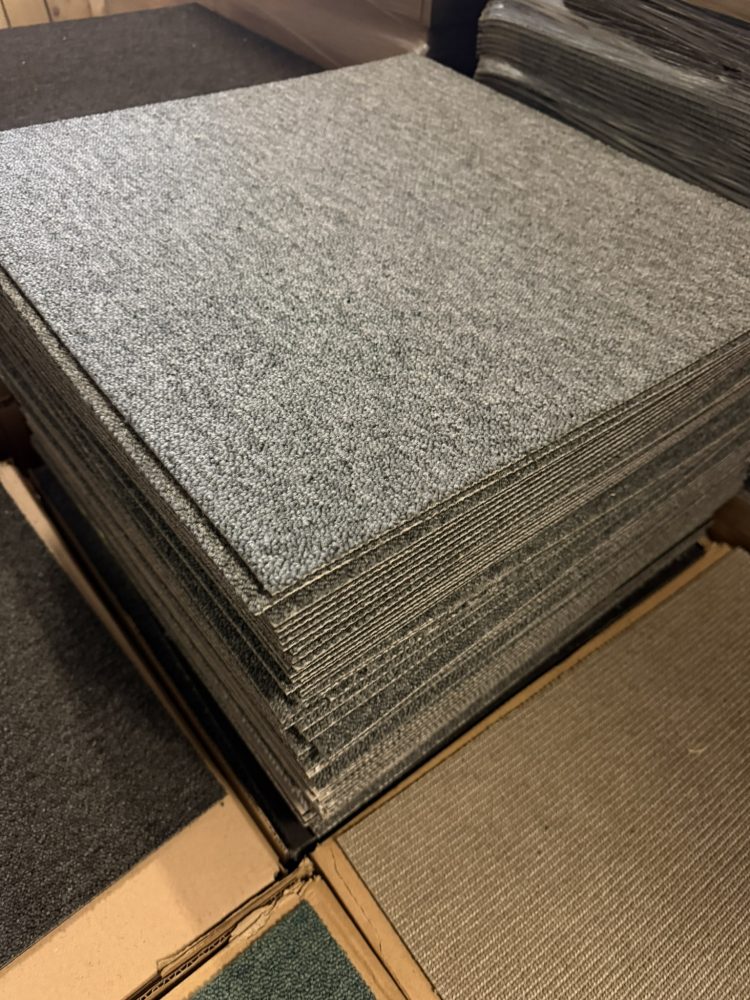Desso tapijttegels 50x50cm grijs 17m2 B-keus nieuw #030
