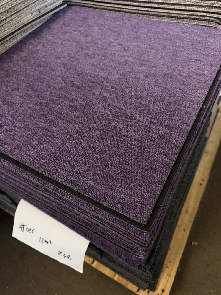 Partij Desso tapijttegels B-keus paars 50x50cm nieuw #031