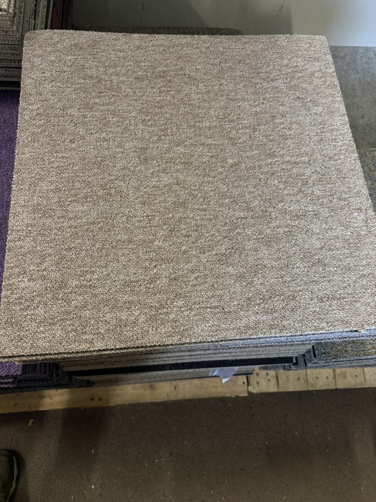 Partij Desso tapijttegels B-keus beige 50x50cm nieuw #033