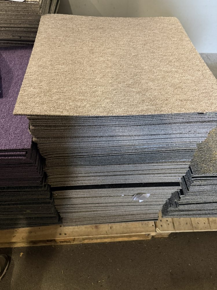 Partij Desso tapijttegels B-keus beige 50x50cm nieuw #033