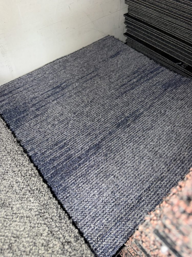 Partij Desso tapijttegels B-keus blauw 50x50cm nieuw #034
