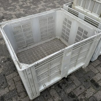 Geperforeerde kunststof palletbox met lichte schade