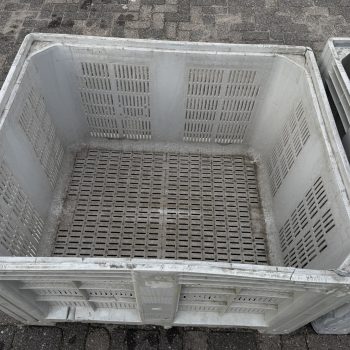 Geperforeerde kunststof palletbox met lichte schade